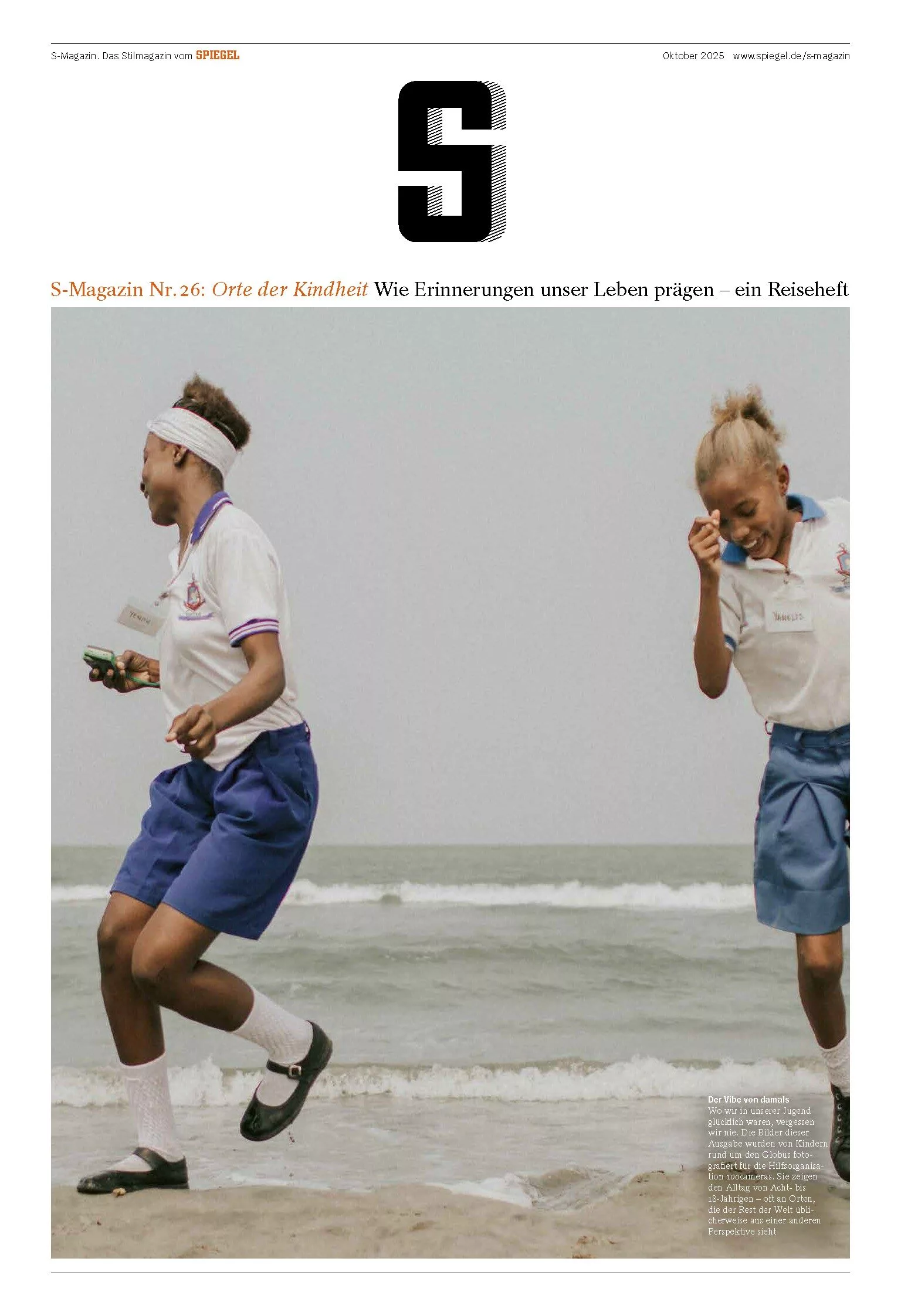 Titelseite des Spiegel Magazins "S-Magazin Nr. 26: Orte der Kindheit". Zwei Kinder in Uniformen tanzen vor einem Meerpanorama.